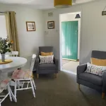 Anne\'S Thatched Cottage